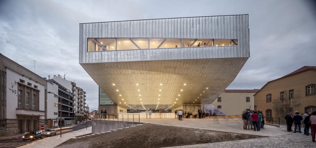 Cantilever over the ice-rink. View from the square