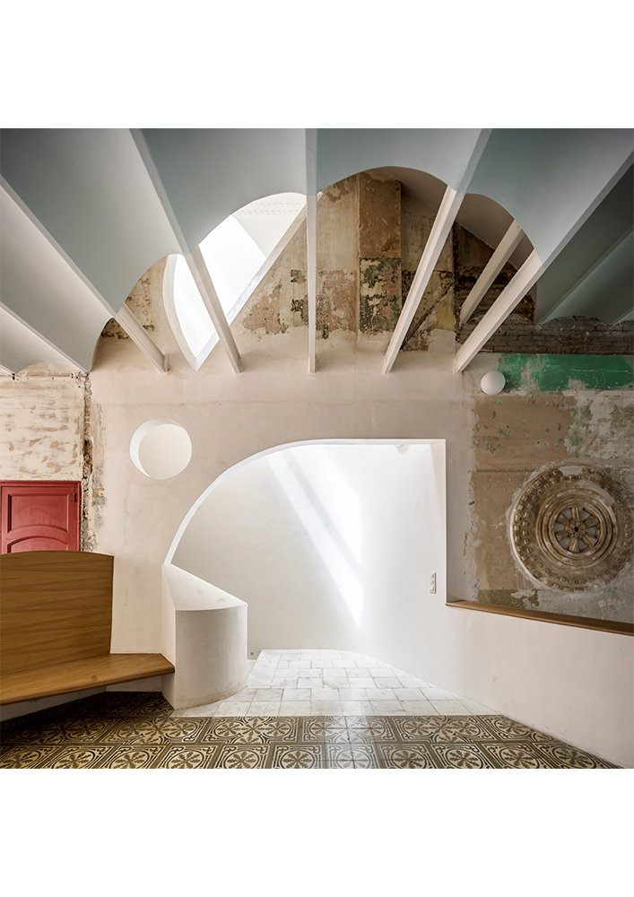 Arrival under the arch and skylight