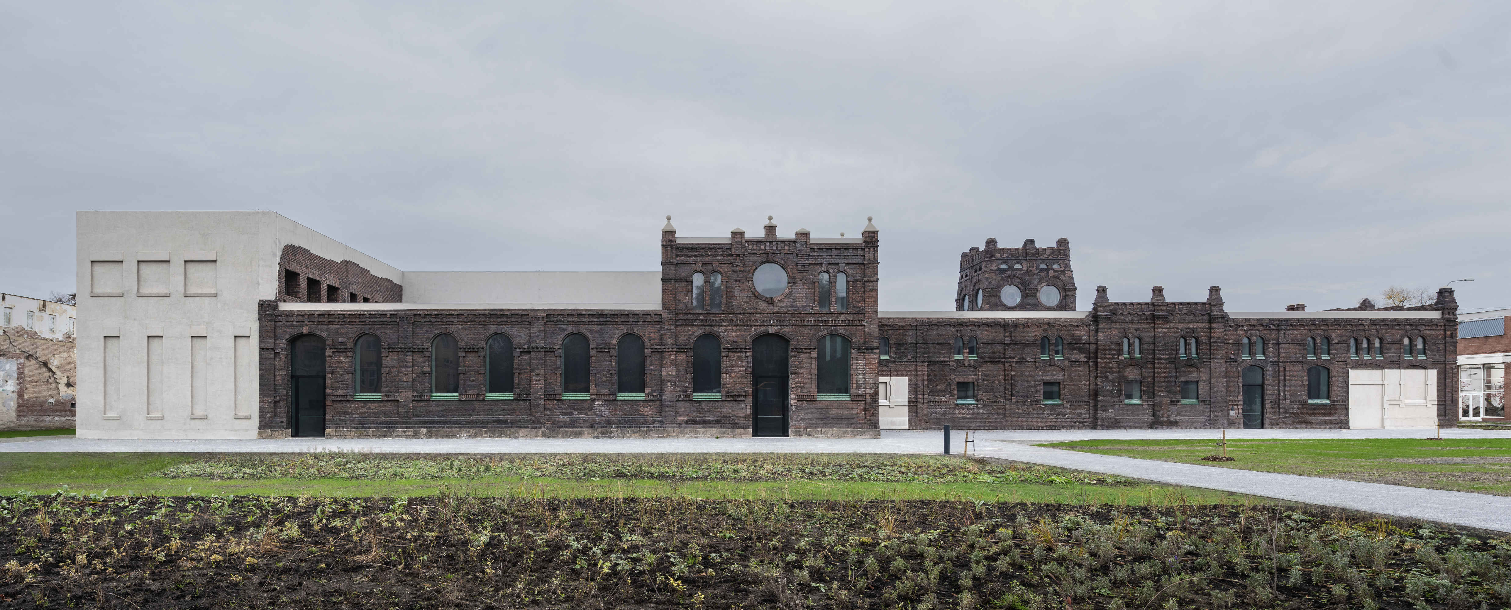 The slaughterhouse building was erected in the 19th century. After the war, it was chaotically modified by successive owners and eventually fell into disrepair. It ultimately became a contemporary art gallery.