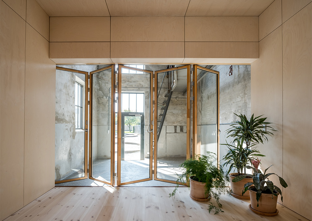 House in house - Fluid connection between the insulated and uninsulated space - A dwelling adaptive to the seasons.