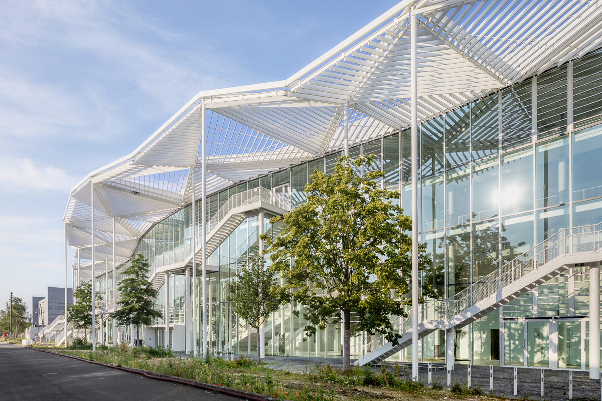 Main entrance, on the west facade, connected to the future green