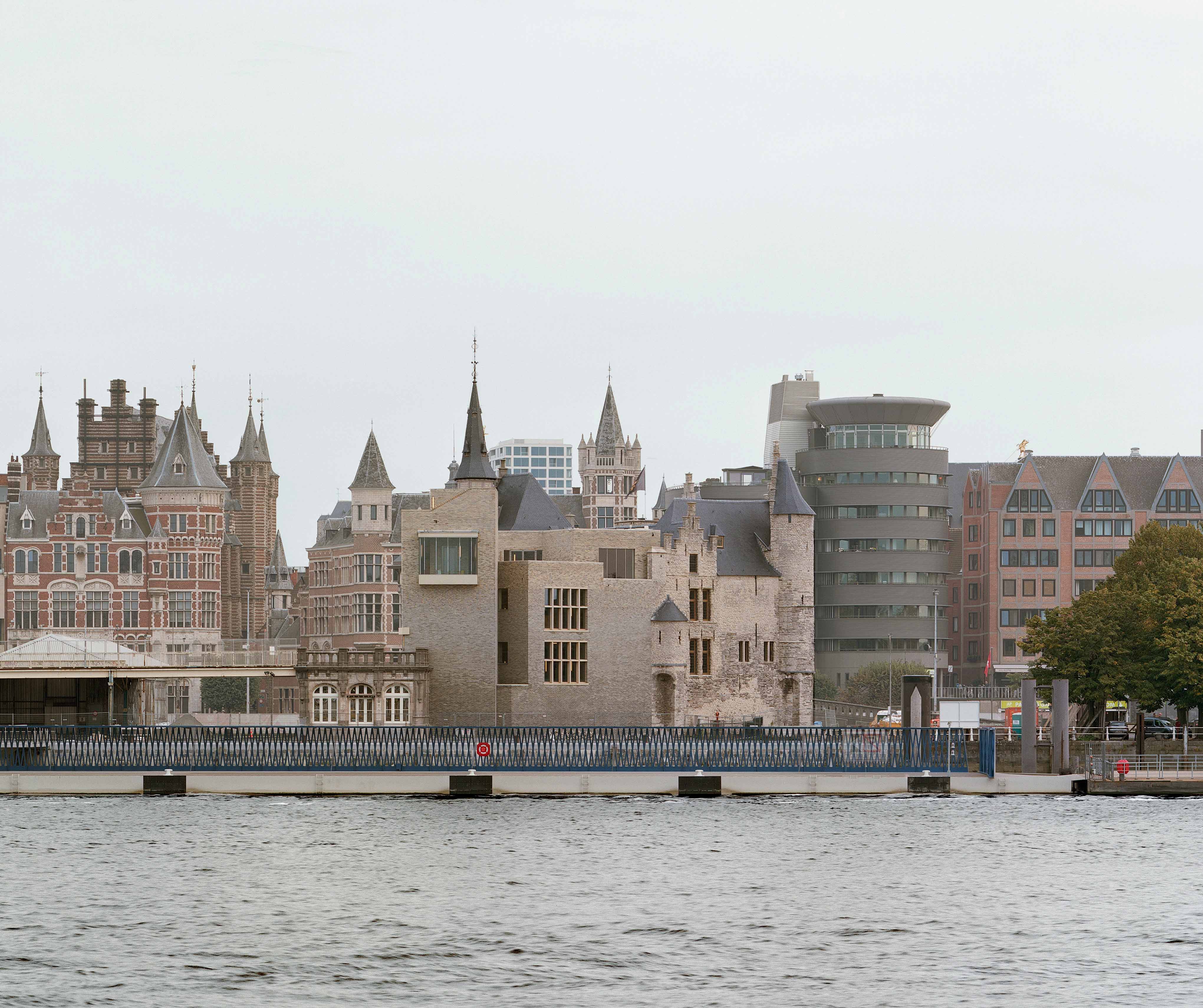 The Steen is a conglomerate of historic and contemporary volumes that engages with the river in two ways: as a landscape to enjoy and one to be protected from.
