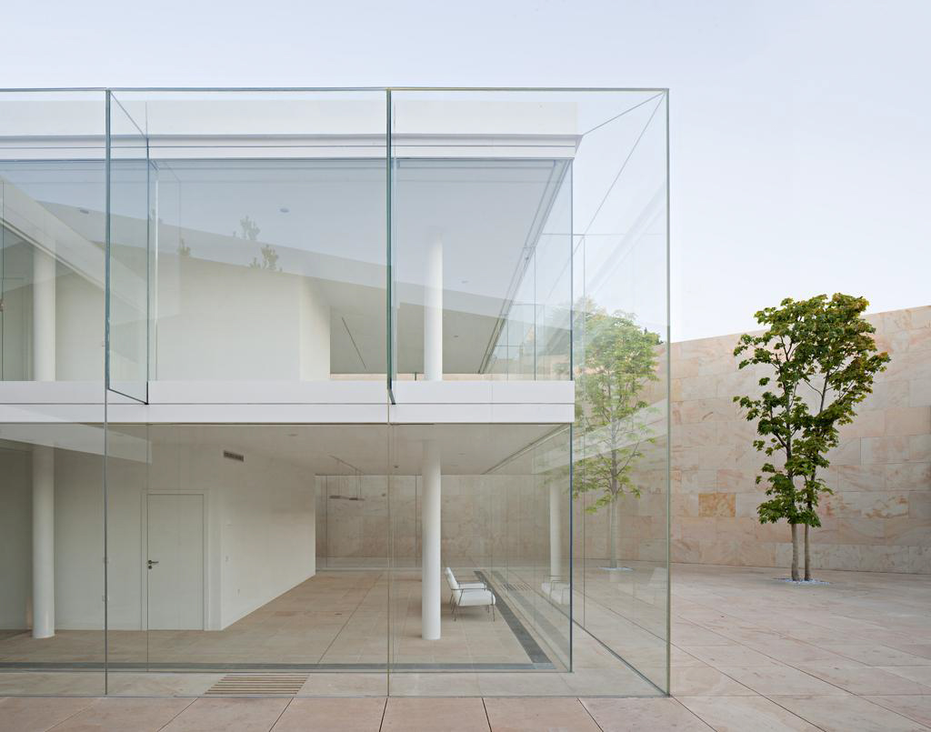 Main access. Glass corner