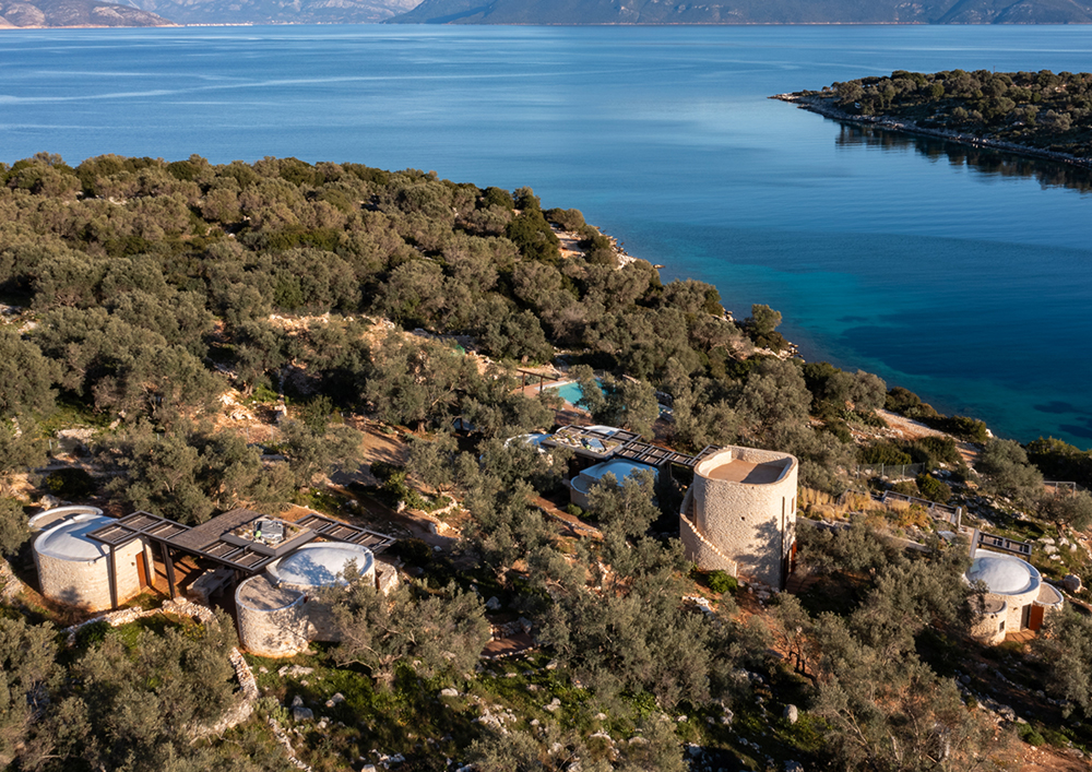 The slope falls towards the south facing a closed bay. A slight turn of the "facade" to the left offers a southeast  orientation and opens to the horizon and the island of Kalamos. The canopy thus ascends following the ground slope .